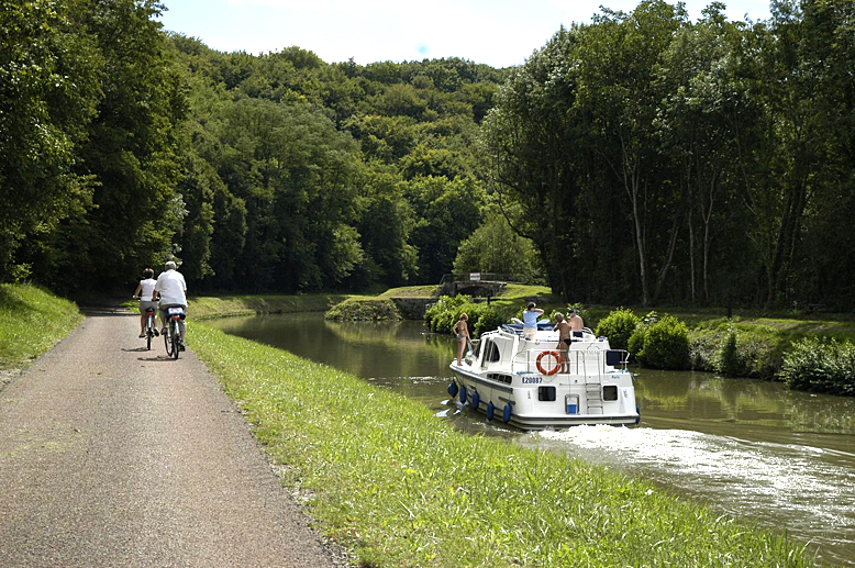 Navigation sur le canal du Nivernais