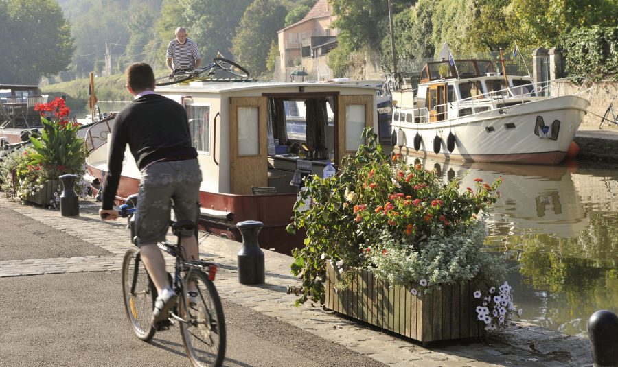 Vélo tourisme au bord du canal à Clamecy