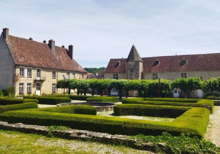 VARZY, JOLI VILLAGE AUX TOITS PENTUS