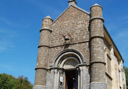 Kapel van de ronde kop, Menou