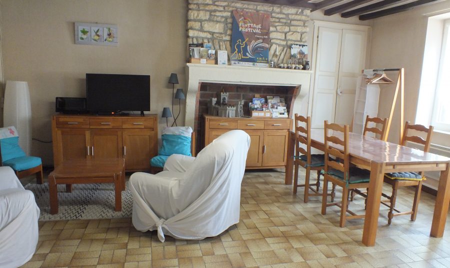 Main room: lounge area, dining area