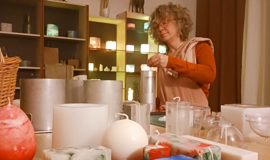 Nelly BOULIN, wax maker, at work