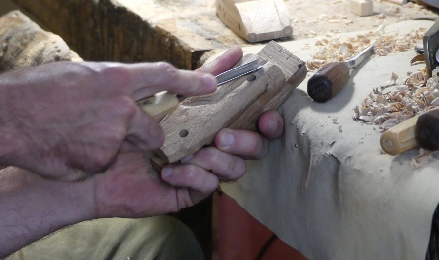 Boris Dumoulard-Beucher fabrique à la main et sur place des jouets en bois.