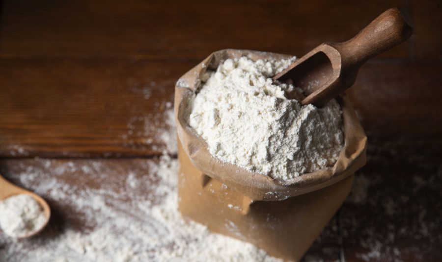 farine-stockee-utilisee-pour-la-cuisine-min