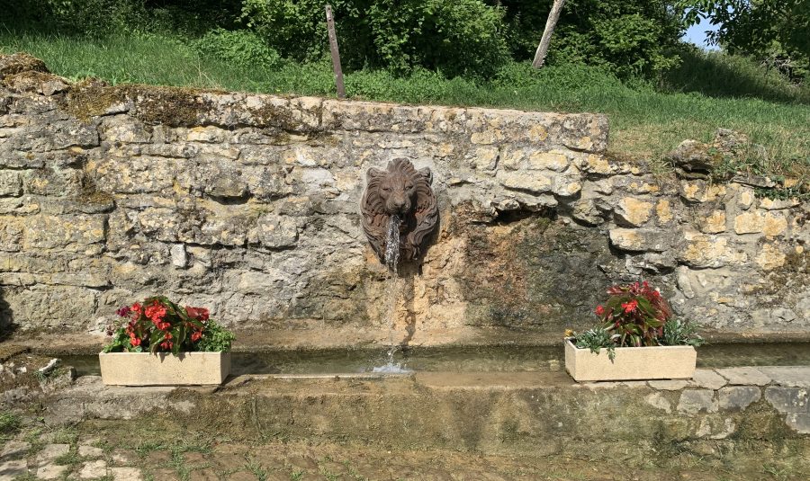 Le lavoir-abreuvoir à Marcy